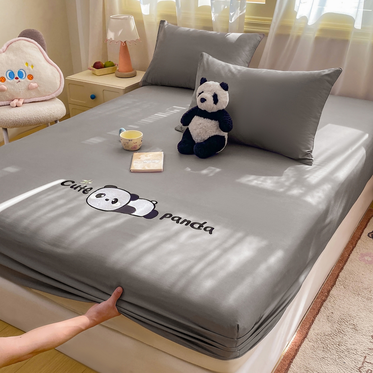 91家纺网 家纺一手货源 找家纺 恋人优选 2026新款爬爬熊刺绣全棉纯棉单床笠床笠单件（专版花型 盗版必究） 爬爬熊刺绣浅灰