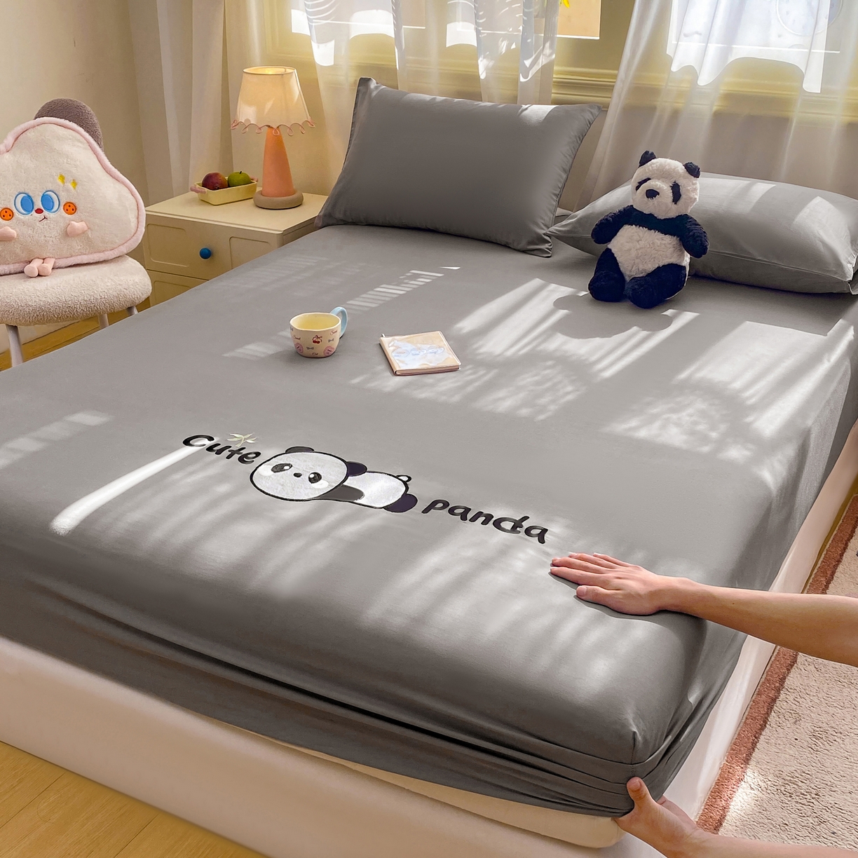 91家纺网 家纺一手货源 找家纺 恋人优选 2026新款爬爬熊刺绣全棉纯棉单床笠床笠单件（专版花型 盗版必究） 爬爬熊刺绣浅灰