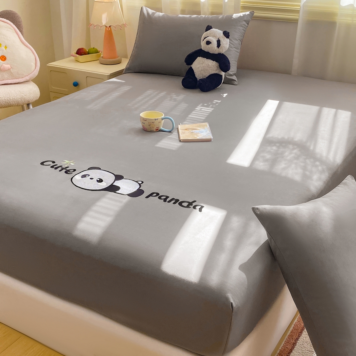 91家纺网 家纺一手货源 找家纺 恋人优选 2026新款爬爬熊刺绣全棉纯棉单床笠床笠单件（专版花型 盗版必究） 爬爬熊刺绣浅灰