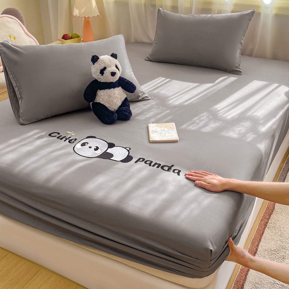 91家纺网 家纺一手货源 找家纺 恋人优选 2026新款爬爬熊刺绣全棉纯棉单床笠床笠单件（专版花型 盗版必究） 爬爬熊刺绣浅灰