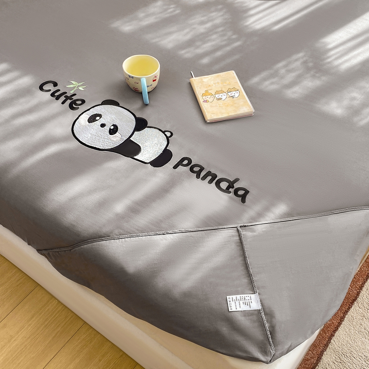 91家纺网 家纺一手货源 找家纺 恋人优选 2026新款爬爬熊刺绣全棉纯棉单床笠床笠单件（专版花型 盗版必究） 爬爬熊刺绣浅灰