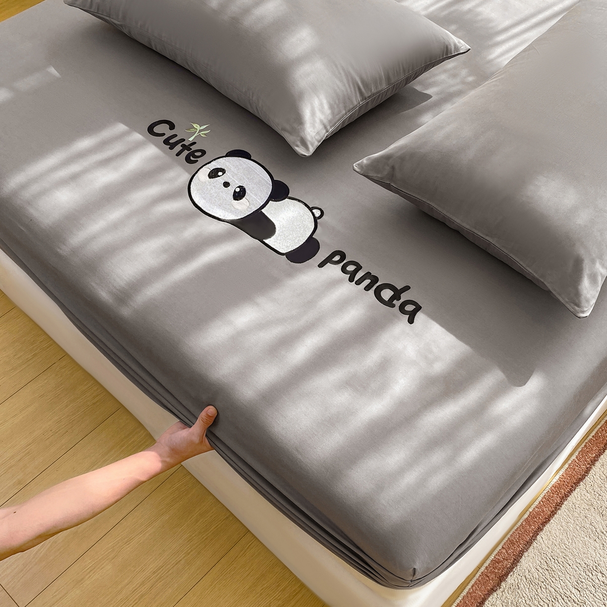 91家纺网 家纺一手货源 找家纺 恋人优选 2026新款爬爬熊刺绣全棉纯棉单床笠床笠单件（专版花型 盗版必究） 爬爬熊刺绣浅灰