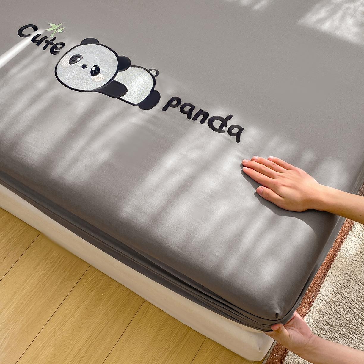 91家纺网 家纺一手货源 找家纺 恋人优选 2026新款爬爬熊刺绣全棉纯棉单床笠床笠单件（专版花型 盗版必究） 爬爬熊刺绣浅灰