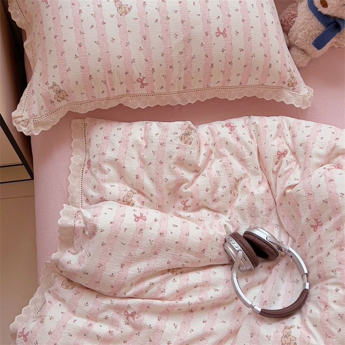 91家纺网 家纺一手货源 找家纺 壹号库家纺 2026新款云感木棉皱皱纱双层纱四件套-全棉花边款 蕾丝小兔