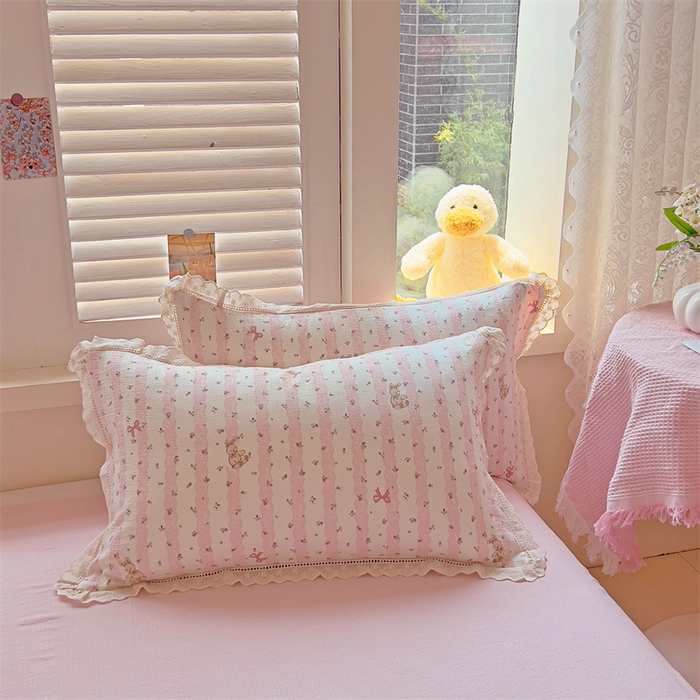 91家纺网 家纺一手货源 找家纺 壹号库家纺 2026新款云感木棉皱皱纱双层纱四件套-全棉花边款 蕾丝小兔