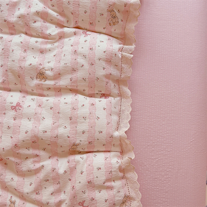 91家纺网 家纺一手货源 找家纺 壹号库家纺 2026新款云感木棉皱皱纱双层纱四件套-全棉花边款 蕾丝小兔