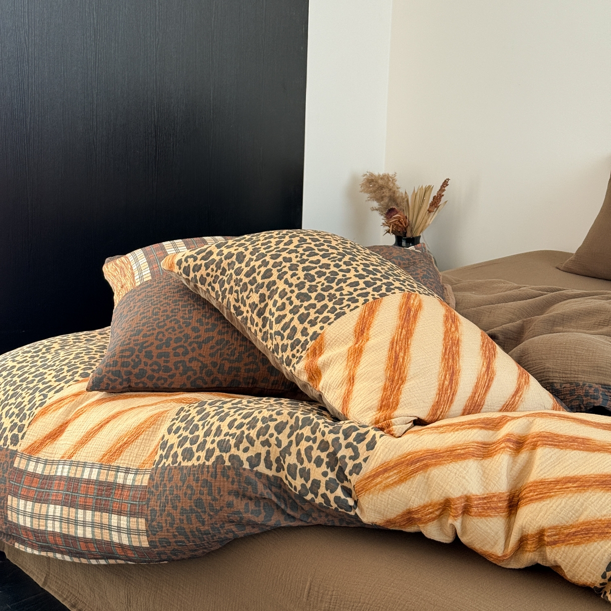 91家纺网 家纺一手货源 找家纺 山舍家居 2026新款全棉纯棉双层皱皱纱四件套 豹你入怀