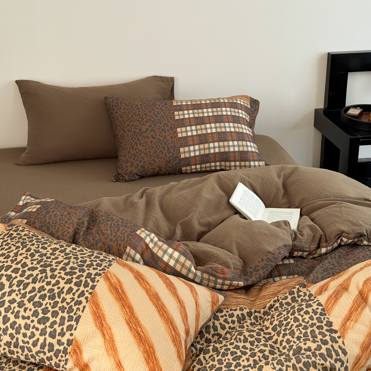 91家纺网 家纺一手货源 找家纺 山舍家居 2026新款全棉纯棉双层皱皱纱四件套 豹你入怀