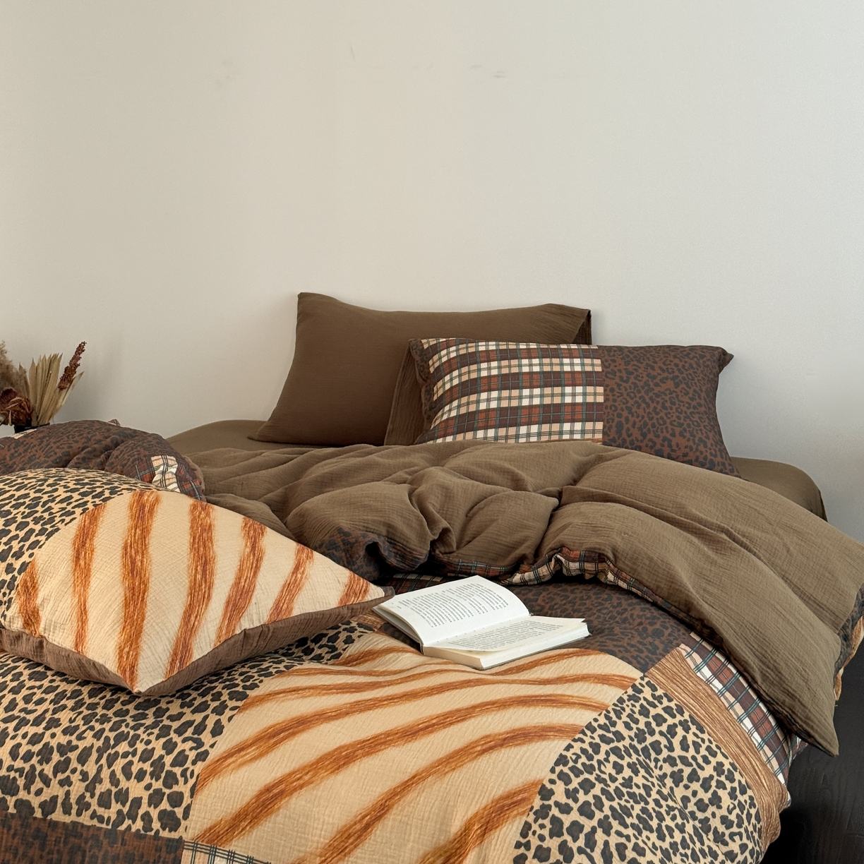 91家纺网 家纺一手货源 找家纺 山舍家居 2026新款全棉纯棉双层皱皱纱四件套 豹你入怀