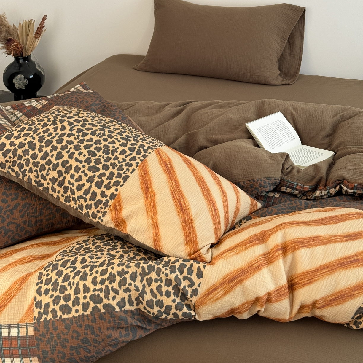 91家纺网 家纺一手货源 找家纺 山舍家居 2026新款全棉纯棉双层皱皱纱四件套 豹你入怀