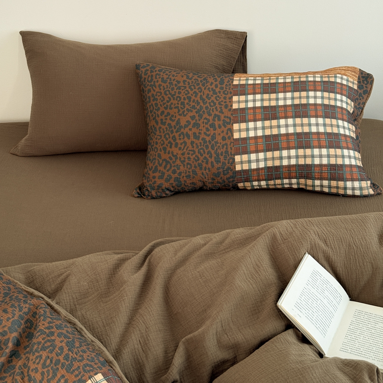 91家纺网 家纺一手货源 找家纺 山舍家居 2026新款全棉纯棉双层皱皱纱四件套 豹你入怀