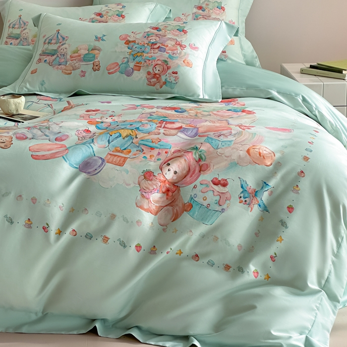 91家纺网 家纺一手货源 找家纺 禾时 2026新款全棉数码手绘油画卡通四件套 甜趣乐园（绿）