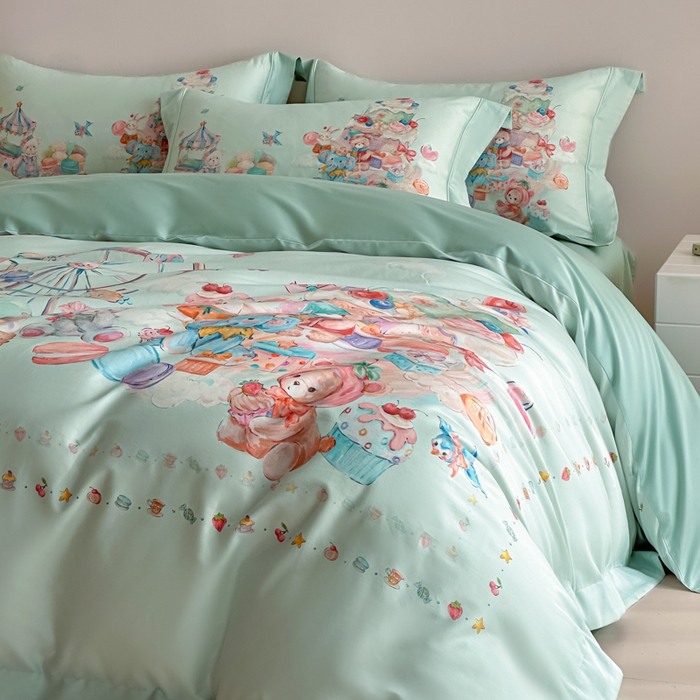 91家纺网 家纺一手货源 找家纺 禾时 2026新款全棉数码手绘油画卡通四件套 甜趣乐园（绿）