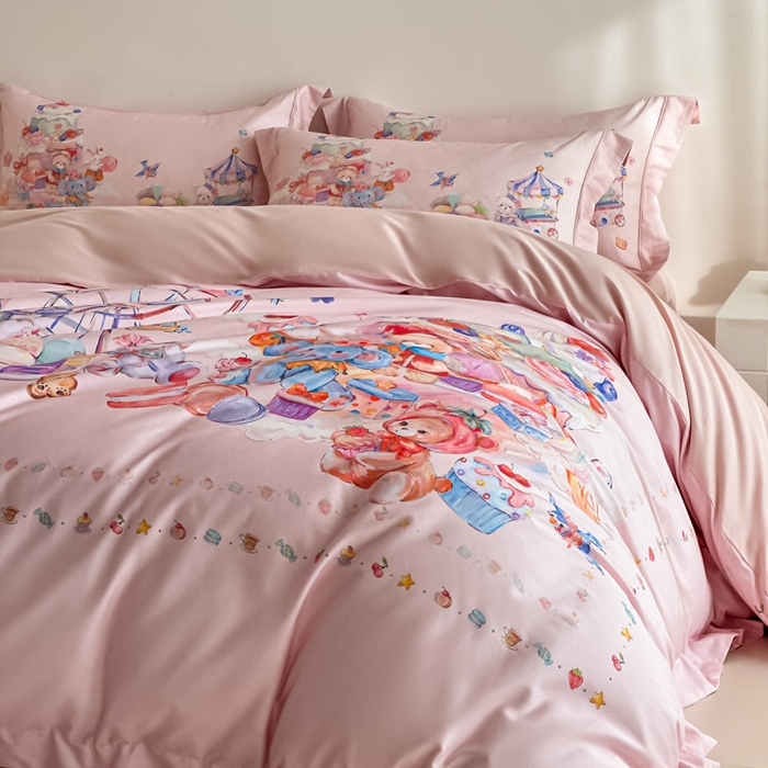 91家纺网 家纺一手货源 找家纺 禾时 2026新款全棉数码手绘油画卡通四件套 甜趣乐园（粉）