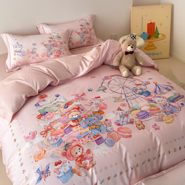 91家纺网 家纺一手货源 找家纺 禾时 2026新款全棉数码手绘油画卡通四件套 甜趣乐园（粉）