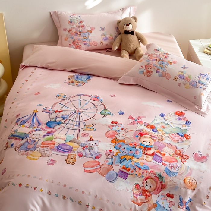 91家纺网 家纺一手货源 找家纺 禾时 2026新款全棉数码手绘油画卡通四件套 甜趣乐园（粉）