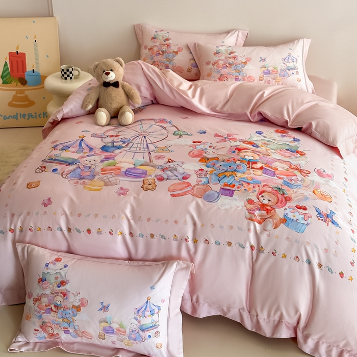 91家纺网 家纺一手货源 找家纺 禾时 2026新款全棉数码手绘油画卡通四件套 甜趣乐园（粉）