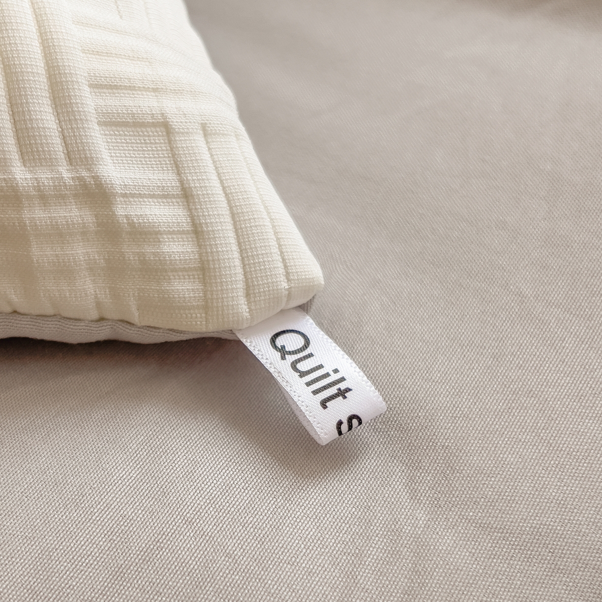 91家纺网 家纺一手货源 找家纺 好尚居 2026新款烫画华夫格冬被 双拼款☀白拼浅灰