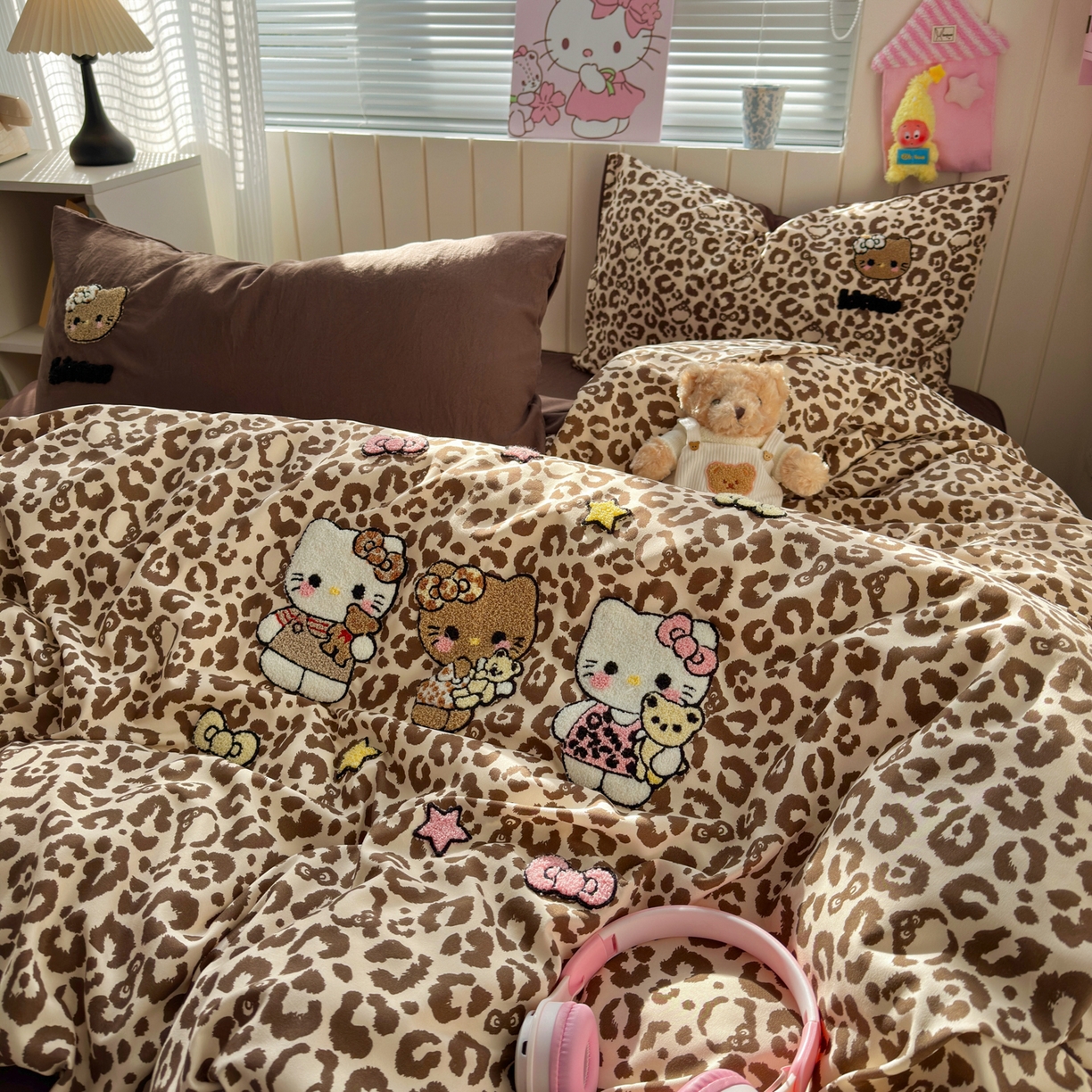 91家纺网 家纺一手货源 找家纺 一霖家纺 2026新款云朵棉毛巾绣小清新猫咪系列四件套 豹纹猫咪家族