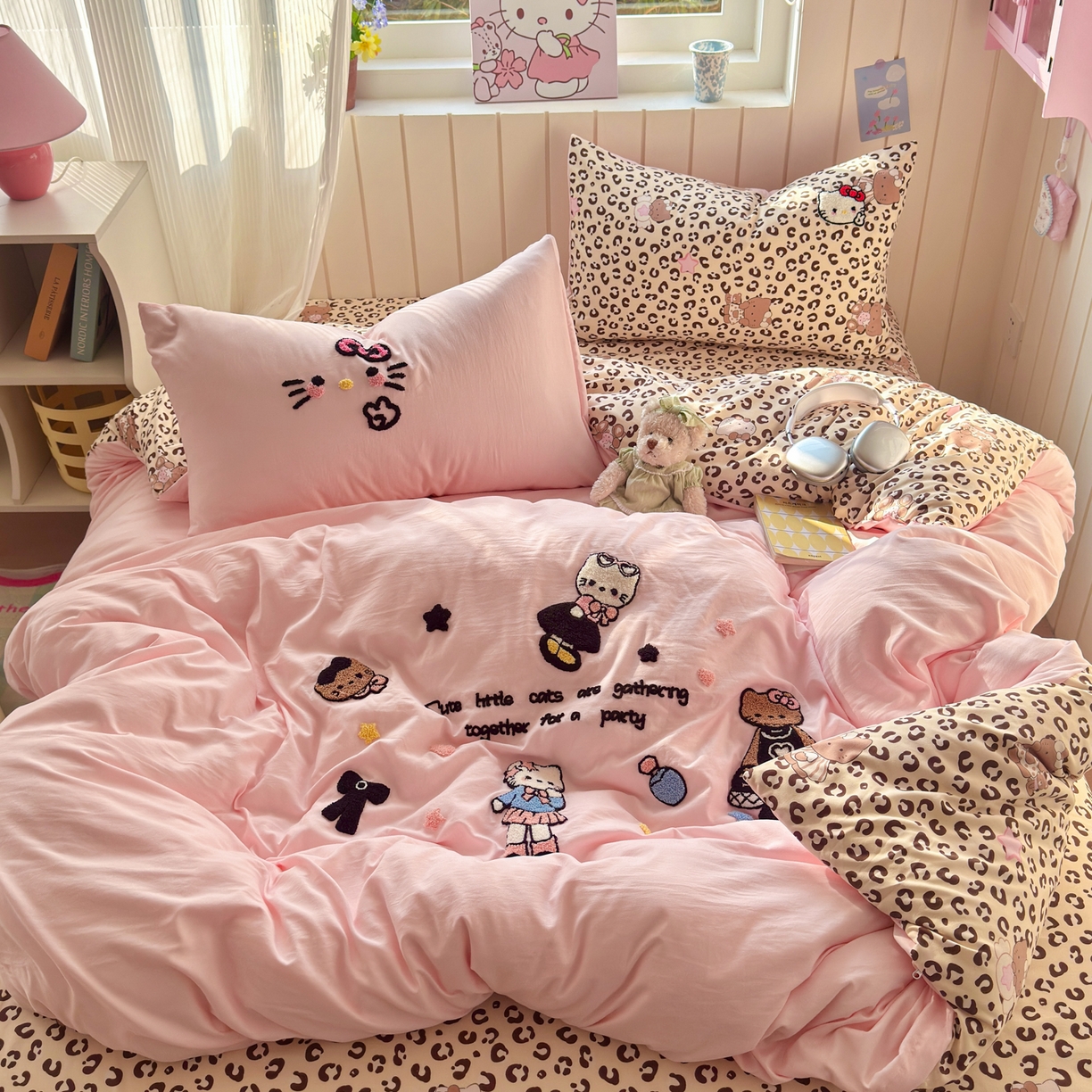 91家纺网 家纺一手货源 找家纺 一霖家纺 2026新款云朵棉毛巾绣小清新猫咪系列四件套 黑皮KT粉