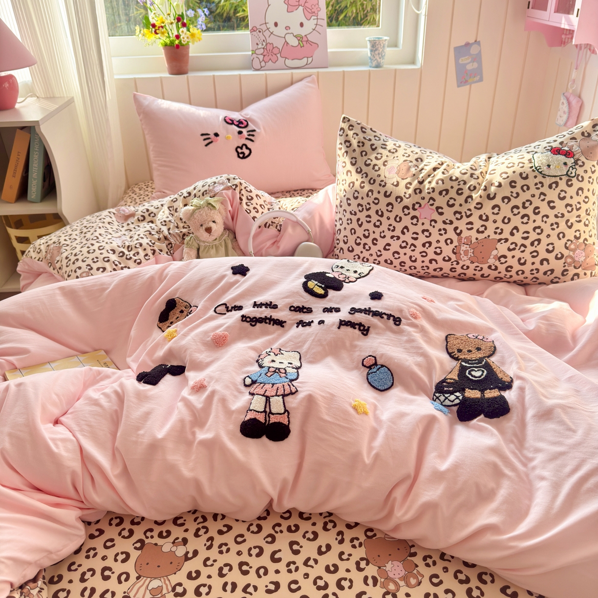 91家纺网 家纺一手货源 找家纺 一霖家纺 2026新款云朵棉毛巾绣小清新猫咪系列四件套 黑皮KT粉