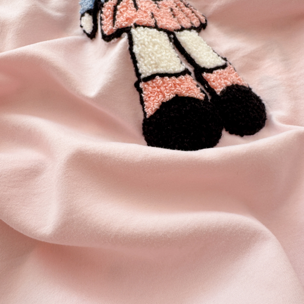 91家纺网 家纺一手货源 找家纺 一霖家纺 2026新款云朵棉毛巾绣小清新猫咪系列四件套 黑皮KT粉