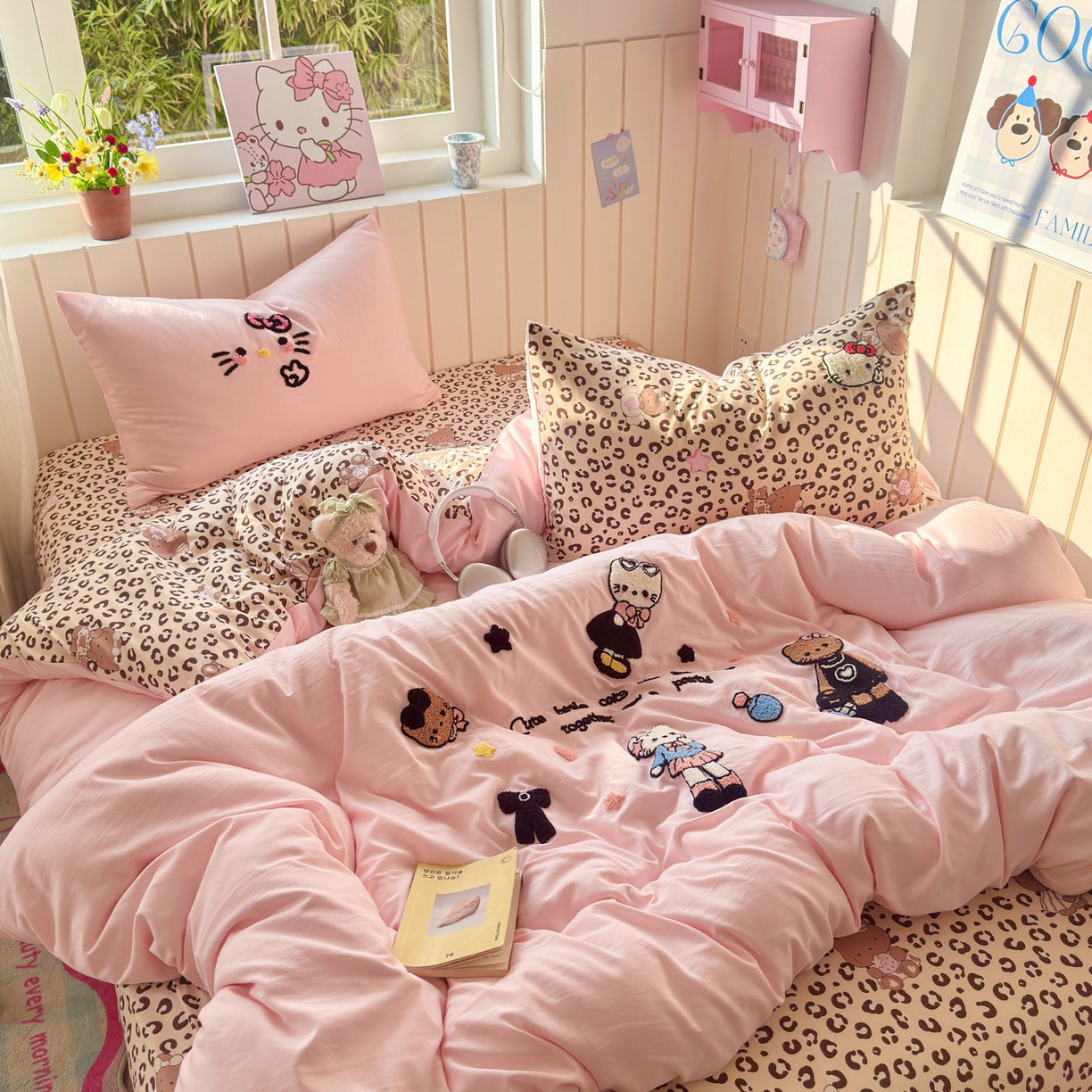 91家纺网 家纺一手货源 找家纺 一霖家纺 2026新款云朵棉毛巾绣小清新猫咪系列四件套 黑皮KT粉