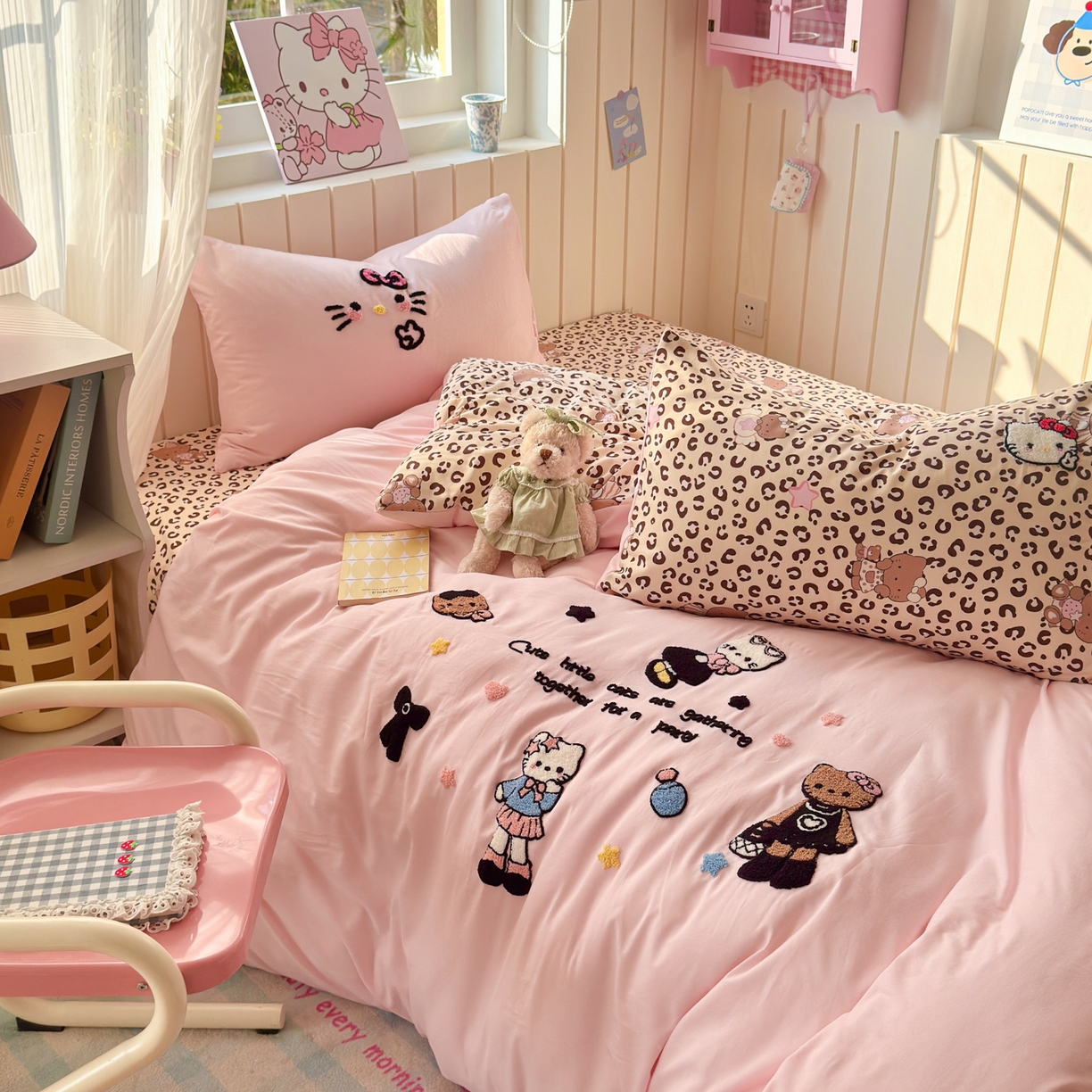 91家纺网 家纺一手货源 找家纺 一霖家纺 2026新款云朵棉毛巾绣小清新猫咪系列四件套 黑皮KT粉