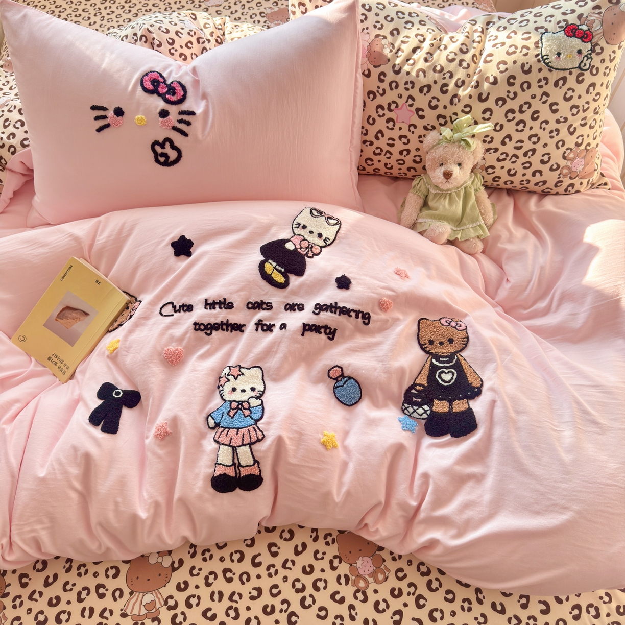 91家纺网 家纺一手货源 找家纺 一霖家纺 2026新款云朵棉毛巾绣小清新猫咪系列四件套 黑皮KT粉