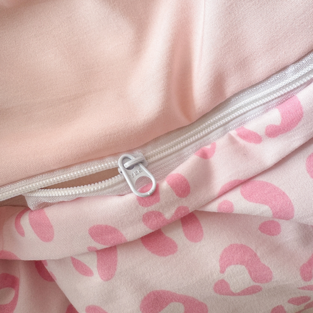 91家纺网 家纺一手货源 找家纺 一霖家纺 2026新款云朵棉毛巾绣小清新猫咪系列四件套 可爱猫咪粉