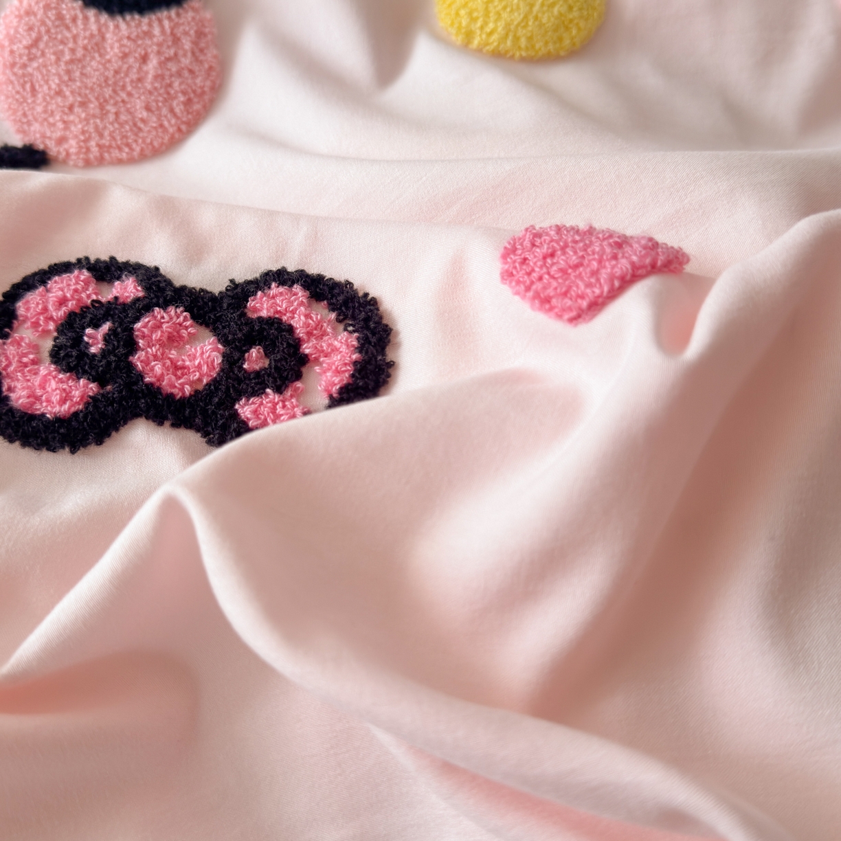 91家纺网 家纺一手货源 找家纺 一霖家纺 2026新款云朵棉毛巾绣小清新猫咪系列四件套 可爱猫咪粉