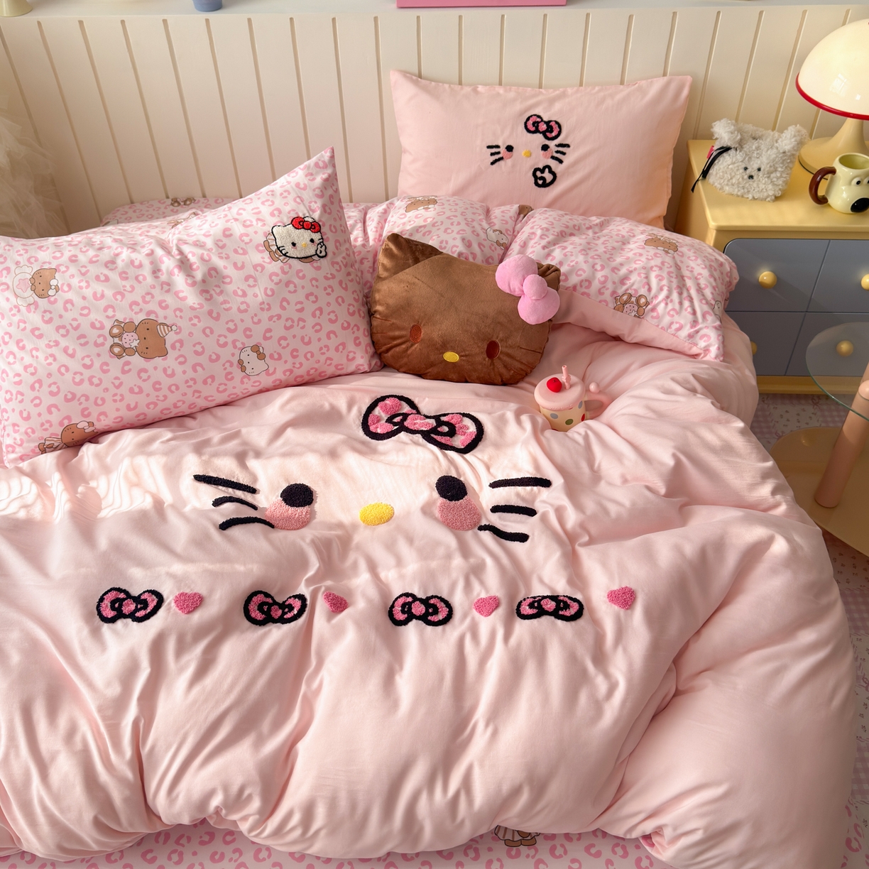 91家纺网 家纺一手货源 找家纺 一霖家纺 2026新款云朵棉毛巾绣小清新猫咪系列四件套 可爱猫咪粉