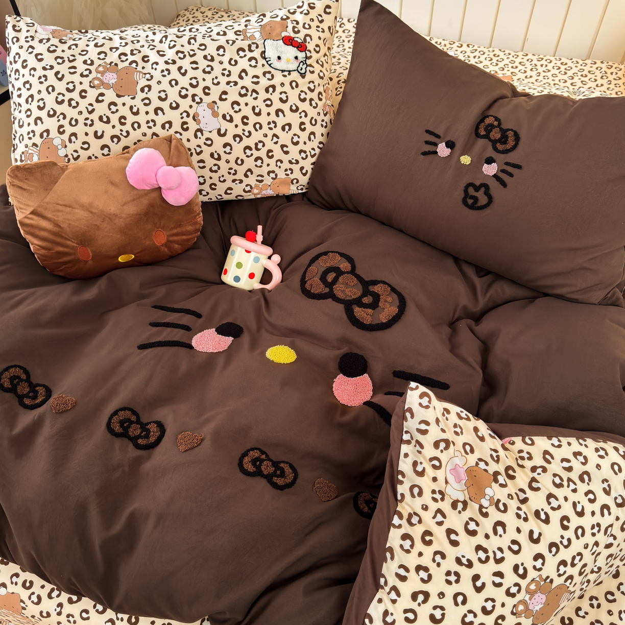 91家纺网 家纺一手货源 找家纺 一霖家纺 2026新款云朵棉毛巾绣小清新猫咪系列四件套 可爱猫咪咖