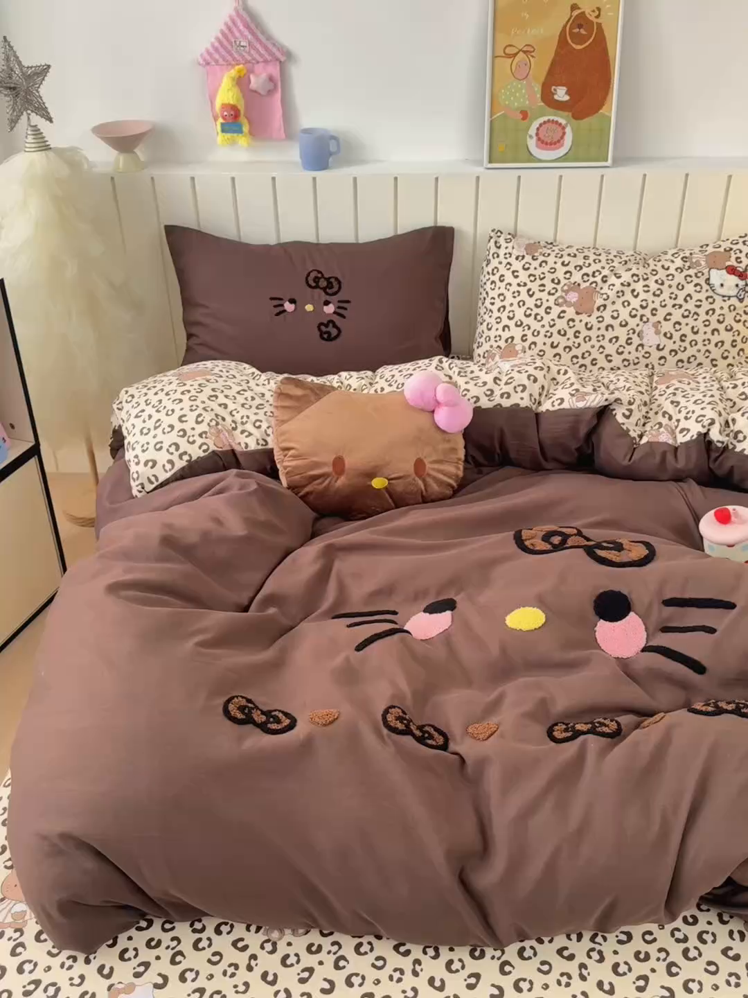 91家纺网 家纺一手货源 找家纺 一霖家纺 2026新款云朵棉毛巾绣小清新猫咪系列四件套 可爱猫咪咖