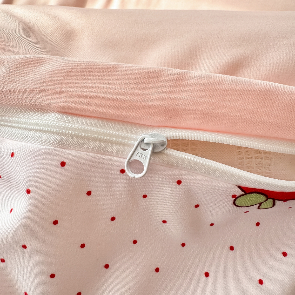 91家纺网 家纺一手货源 找家纺 一霖家纺 2026新款云朵棉毛巾绣小清新猫咪系列四件套 星星苹果猫