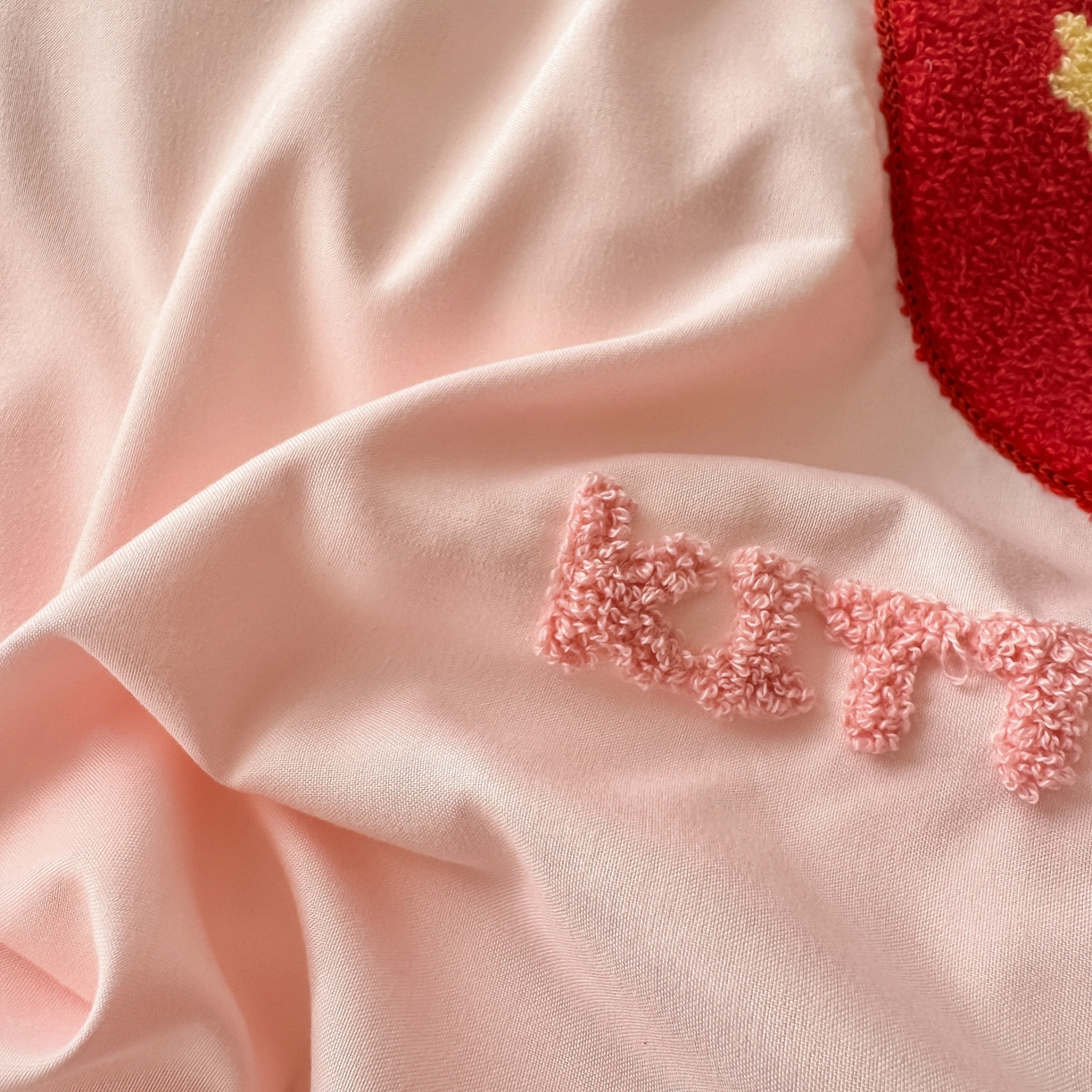 91家纺网 家纺一手货源 找家纺 一霖家纺 2026新款云朵棉毛巾绣小清新猫咪系列四件套 星星苹果猫