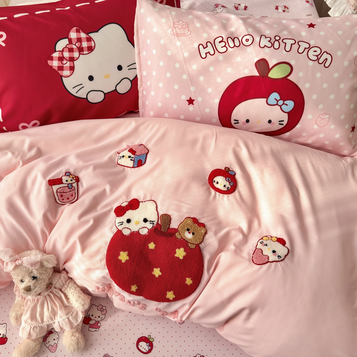 91家纺网 家纺一手货源 找家纺 一霖家纺 2026新款云朵棉毛巾绣小清新猫咪系列四件套 星星苹果猫