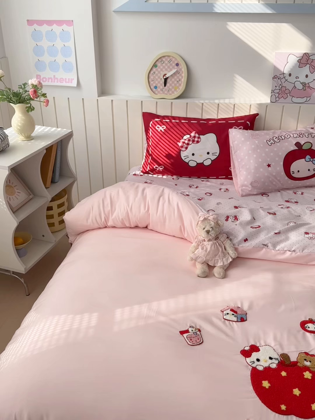 91家纺网 家纺一手货源 找家纺 一霖家纺 2026新款云朵棉毛巾绣小清新猫咪系列四件套 星星苹果猫