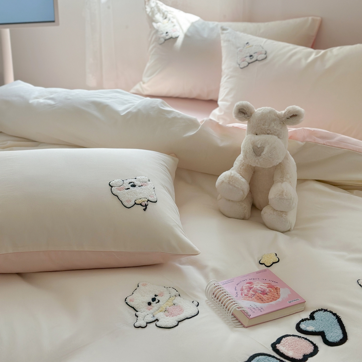 91家纺网 家纺一手货源 找家纺 丽涵家纺 2026新款50S全棉纯棉水洗棉毛巾绣花四件套幸运圣诞 可爱小狗-浅粉