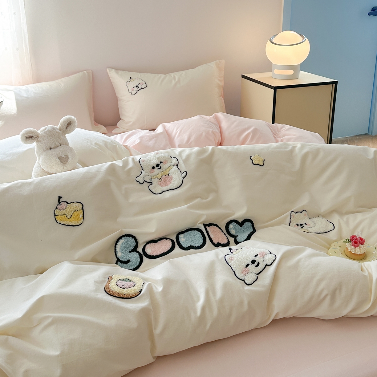 91家纺网 家纺一手货源 找家纺 丽涵家纺 2026新款50S全棉纯棉水洗棉毛巾绣花四件套幸运圣诞 可爱小狗-浅粉