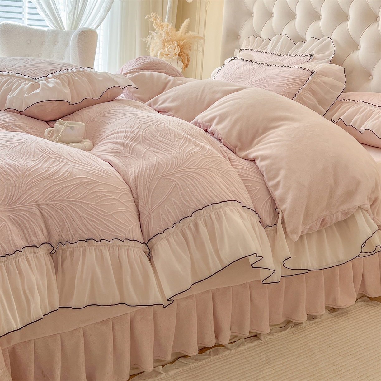 91家纺网 家纺一手货源 找家纺 （总）满座家居 2025爆款230克高克重雕花牛奶绒床盖四件套 