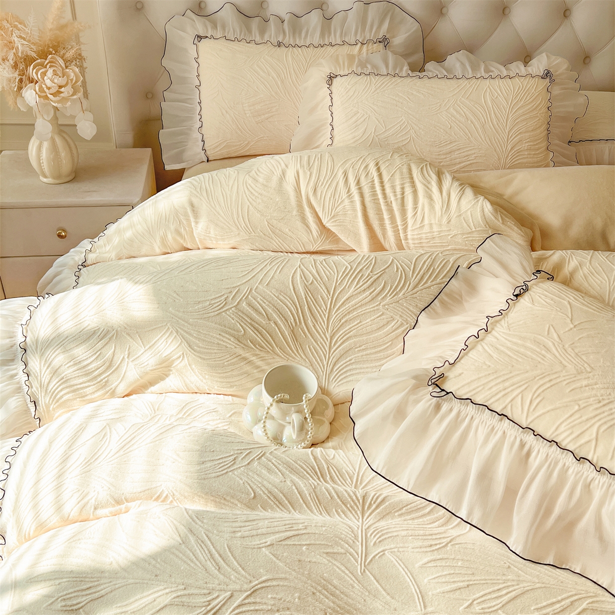 91家纺网 家纺一手货源 找家纺 满座家居 2025爆款230克高克重雕花牛奶绒床盖四件套  金枝玉叶-米咖