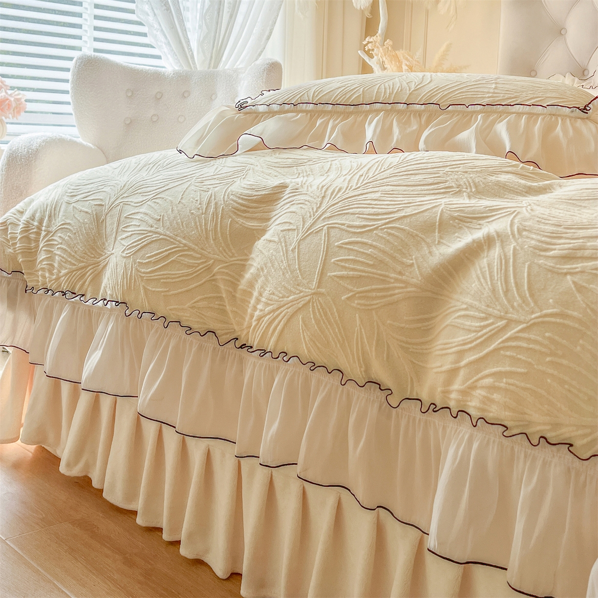 91家纺网 家纺一手货源 找家纺 满座家居 2025爆款230克高克重雕花牛奶绒床盖四件套  金枝玉叶-米咖