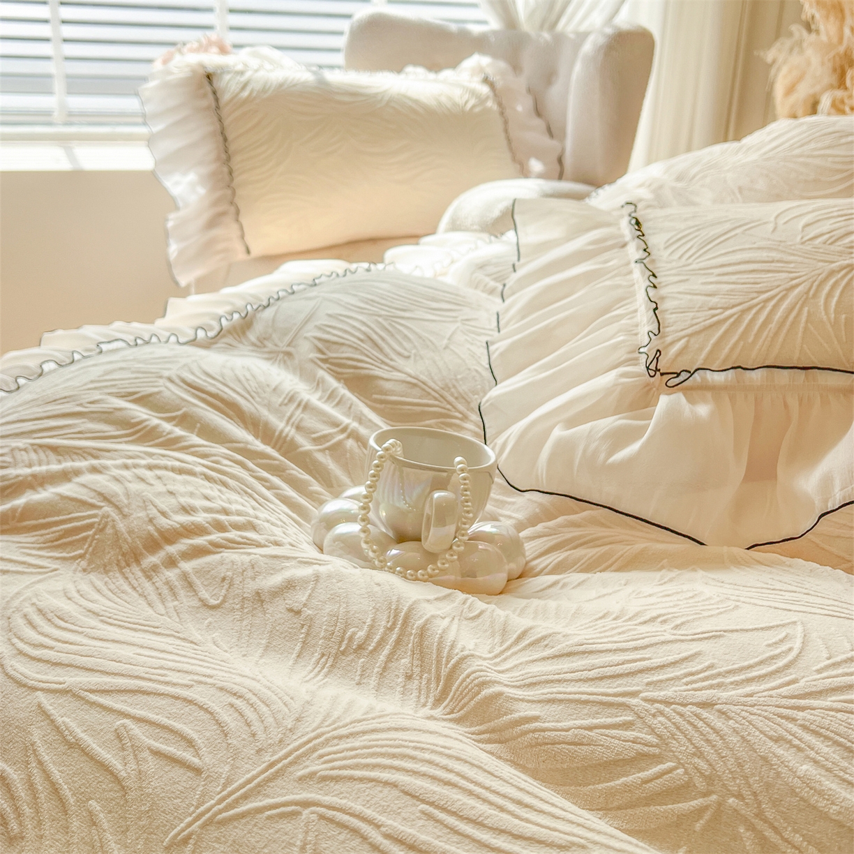 91家纺网 家纺一手货源 找家纺 满座家居 2025爆款230克高克重雕花牛奶绒床盖四件套  金枝玉叶-米咖