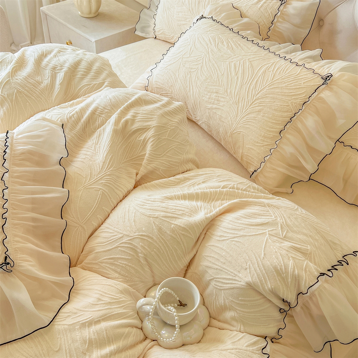 91家纺网 家纺一手货源 找家纺 满座家居 2025爆款230克高克重雕花牛奶绒床盖四件套  金枝玉叶-米咖