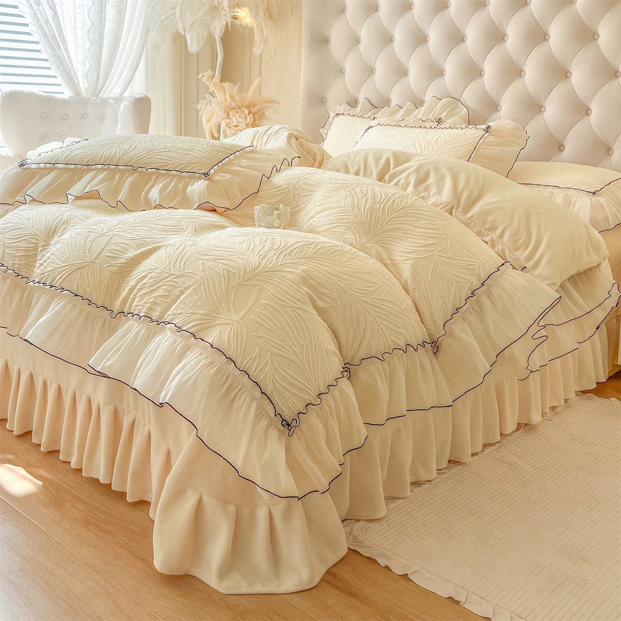 91家纺网 家纺一手货源 找家纺 满座家居 2025爆款230克高克重雕花牛奶绒床盖四件套  金枝玉叶-米咖