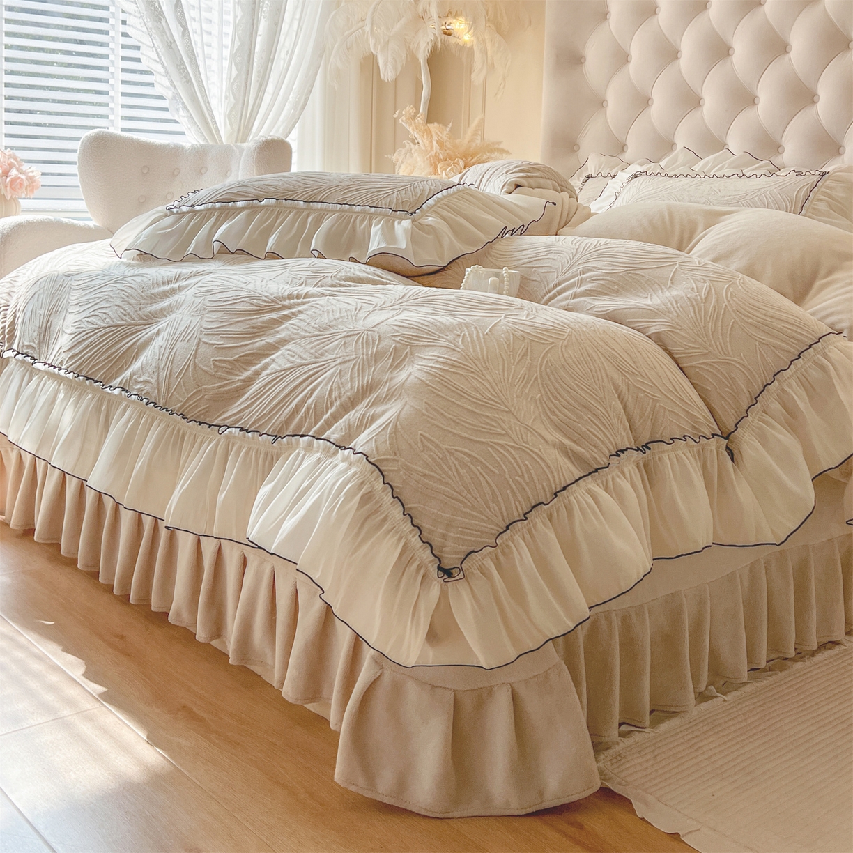 91家纺网 家纺一手货源 找家纺 满座家居 2025爆款230克高克重雕花牛奶绒床盖四件套  金枝玉叶-米灰