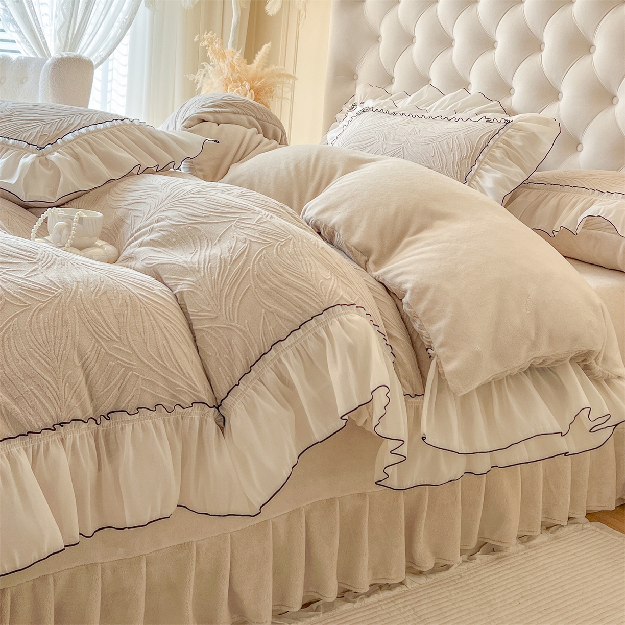 91家纺网 家纺一手货源 找家纺 满座家居 2025爆款230克高克重雕花牛奶绒床盖四件套  金枝玉叶-米灰