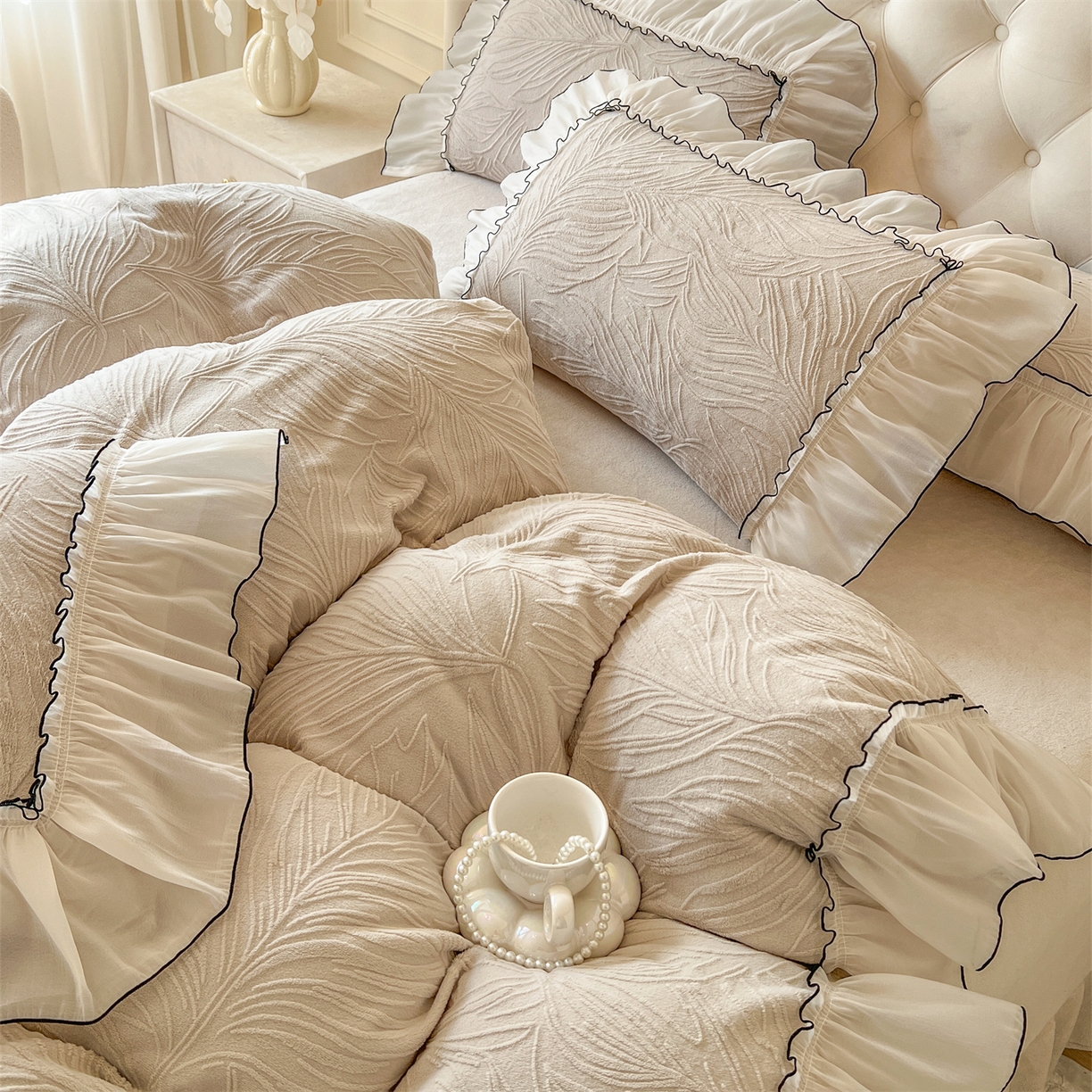 91家纺网 家纺一手货源 找家纺 满座家居 2025爆款230克高克重雕花牛奶绒床盖四件套  金枝玉叶-米灰