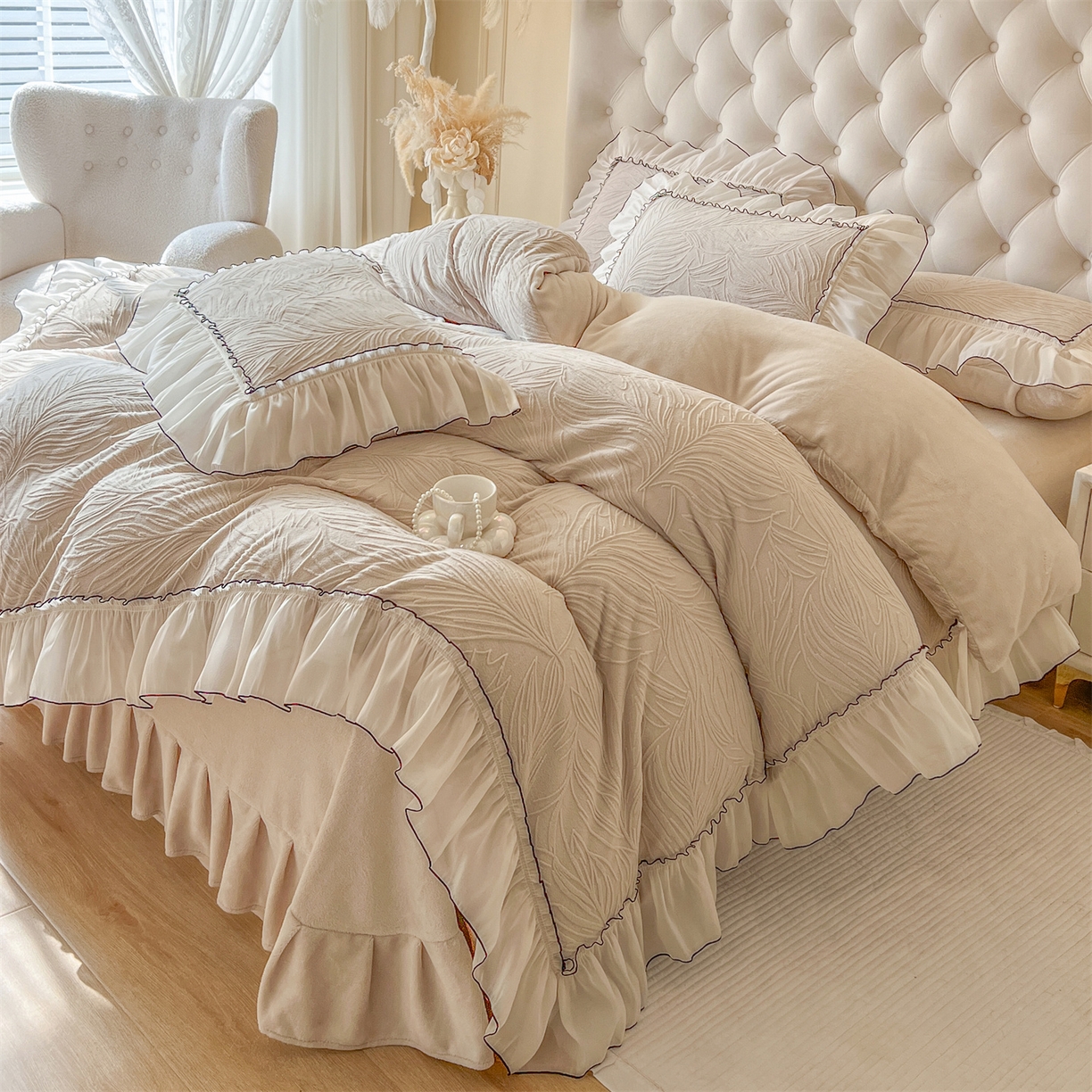 91家纺网 家纺一手货源 找家纺 满座家居 2025爆款230克高克重雕花牛奶绒床盖四件套  金枝玉叶-米灰